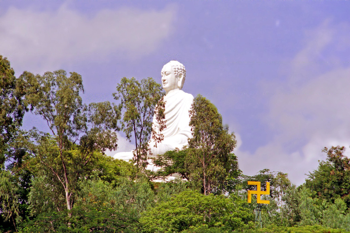 Tượng Phật Trắng của chùa Long Sơn, Nha Trang.