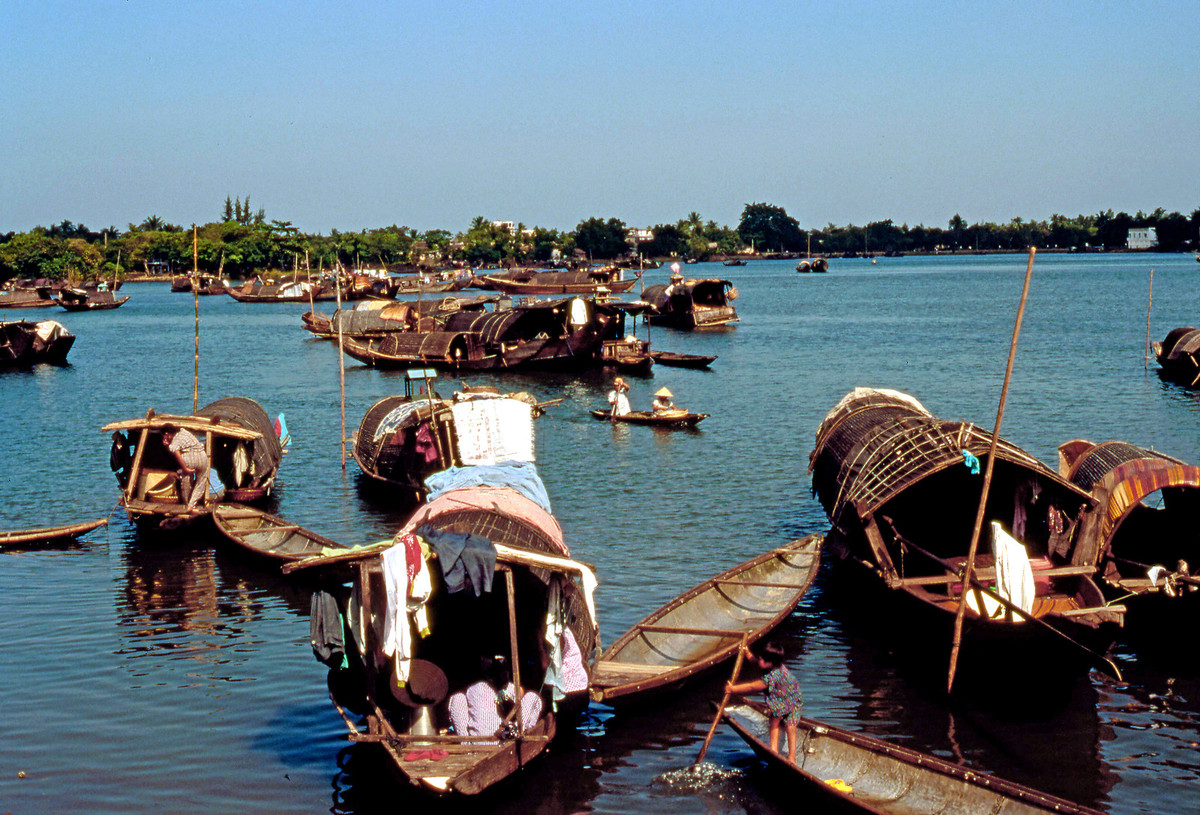 Cuộc sống trên sông nước đồng bằng sông Cửu Long.