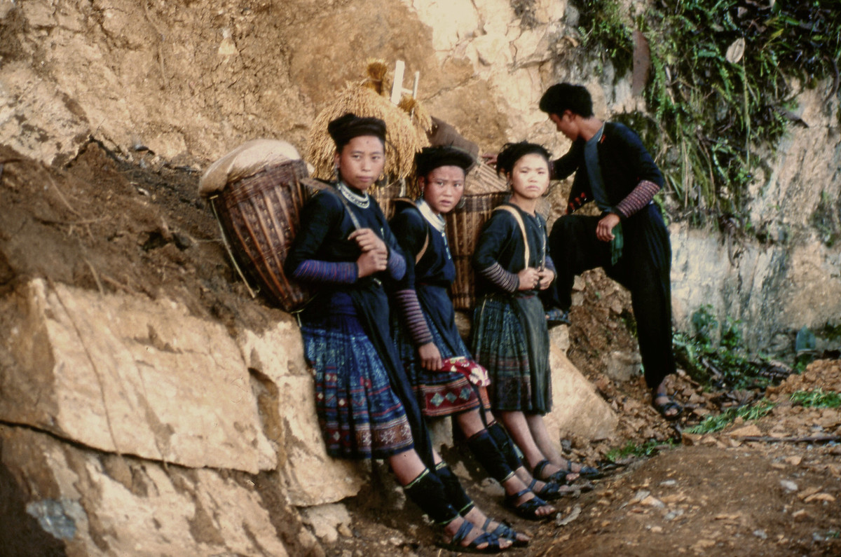 Các cô gái H'Mông ở Điện Biên Phủ.