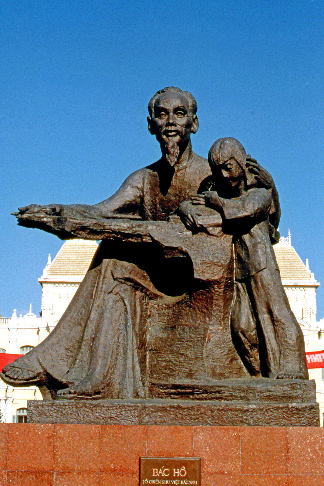 Tượng đài Bác Hồ ở phía trước tòa nhà UBND Thành phố Hồ Chí Minh.