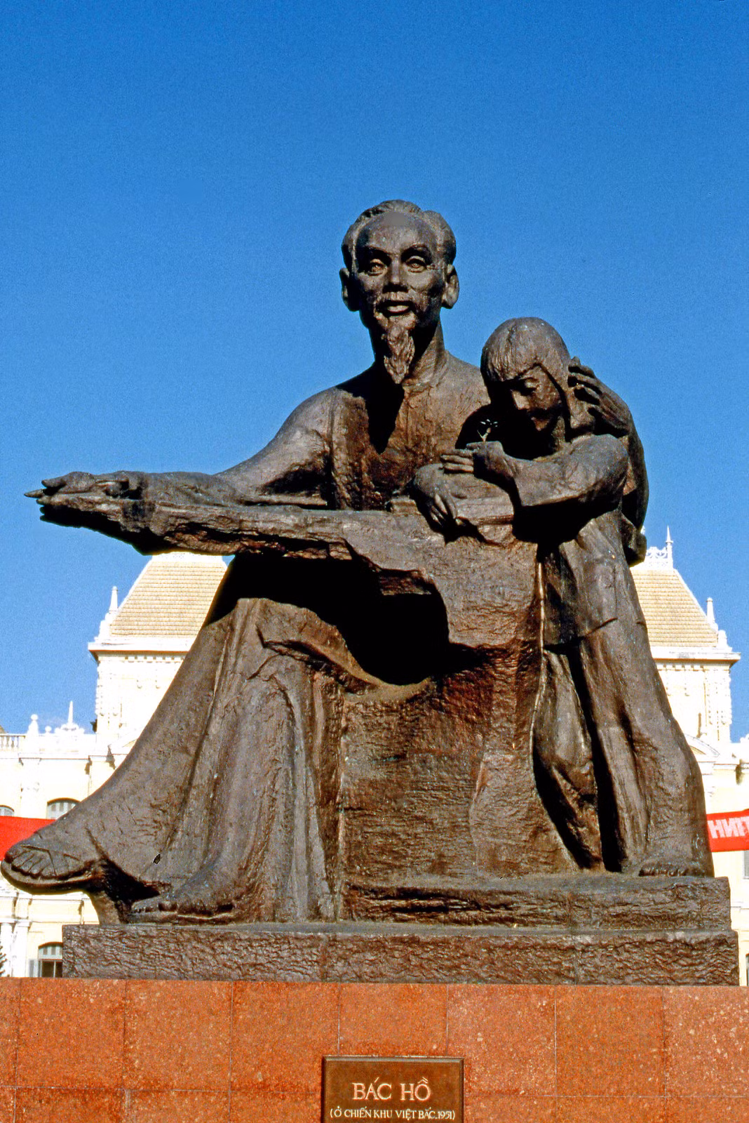 Tượng đài Bác Hồ ở phía trước tòa nhà UBND Thành phố Hồ Chí Minh.