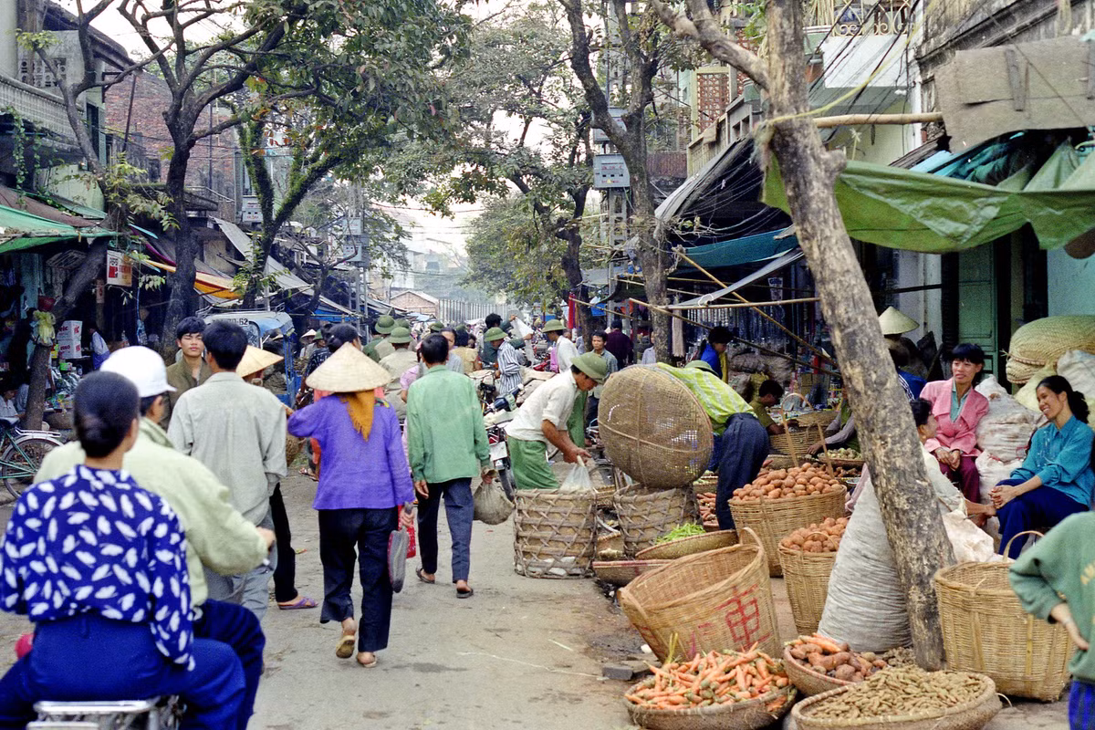 Trên phố Hàng Khoai, gần chợ Đồng Xuân, Hà Nội.