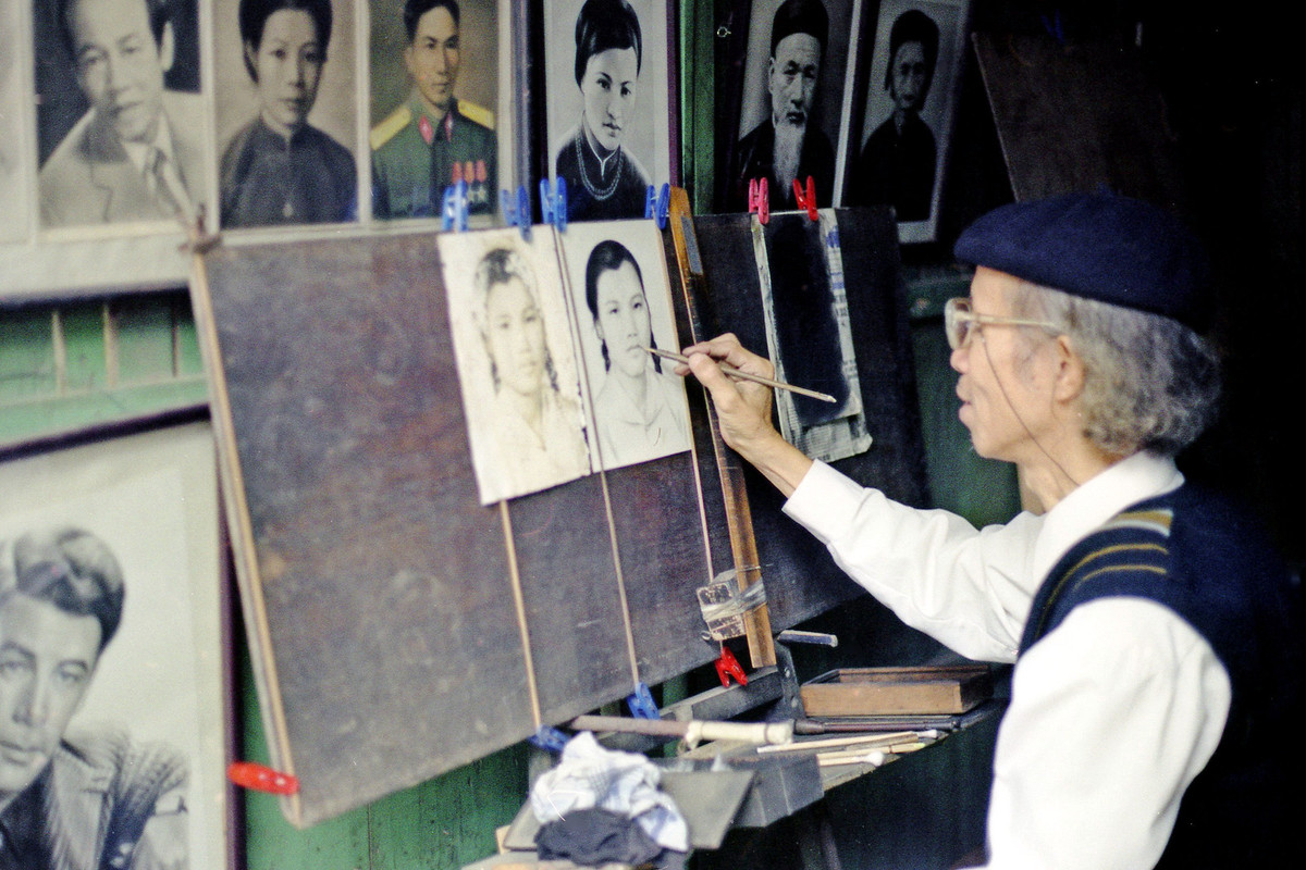 Cụ ông vẽ tranh truyền thần ở khu phố cổ Hà Nội.