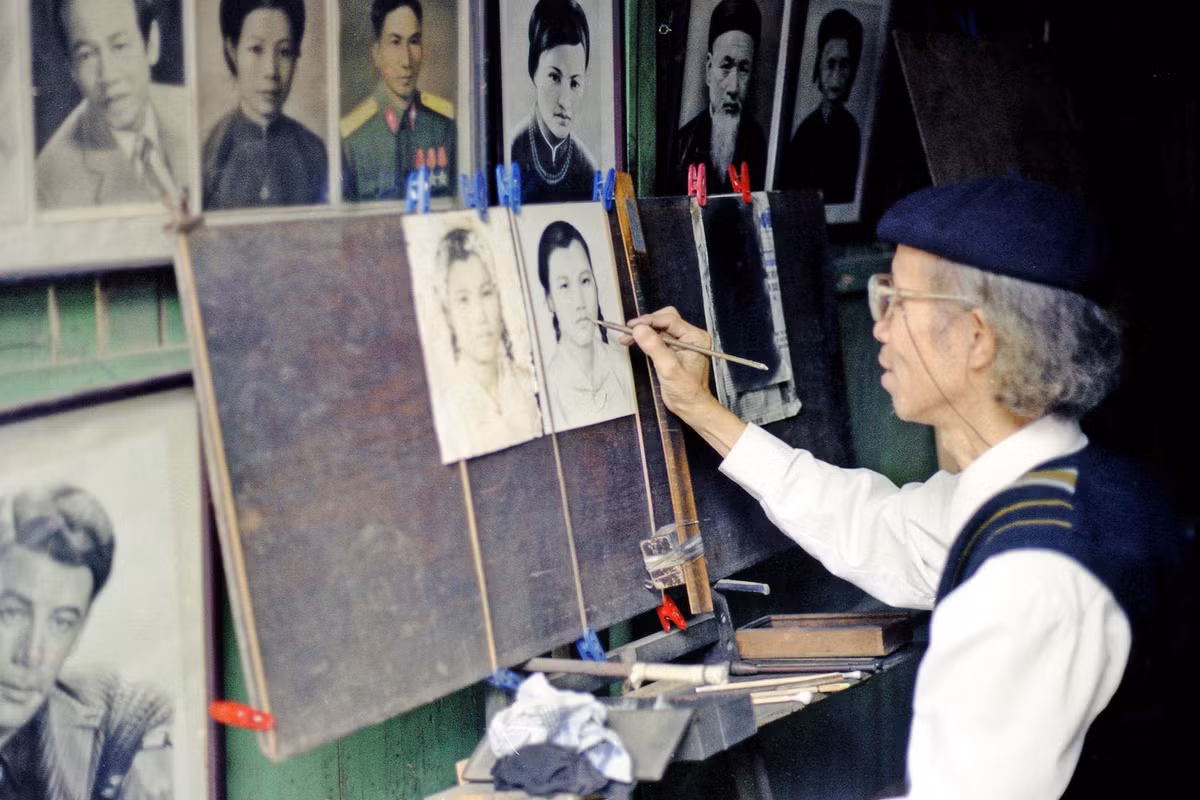 Cụ ông vẽ tranh truyền thần ở khu phố cổ Hà Nội.