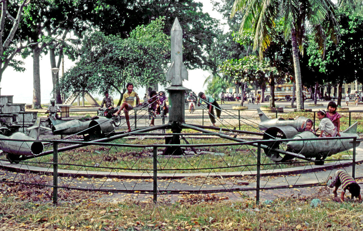 Trẻ em vui chơi trên đu quay tại vườn hoa ở thành phố Hạ Long.