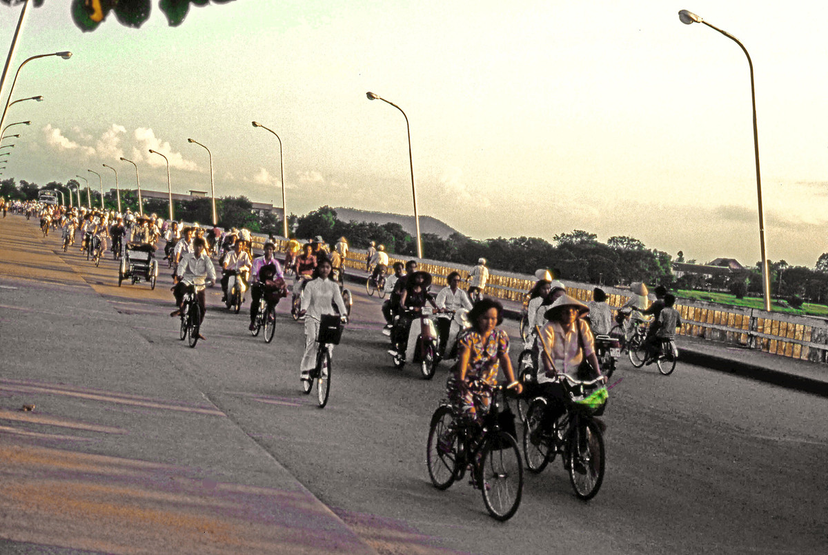 Trên cầu Phú Xuân ở Huế. Núi Ngự Bình thấp thoáng phía xa.