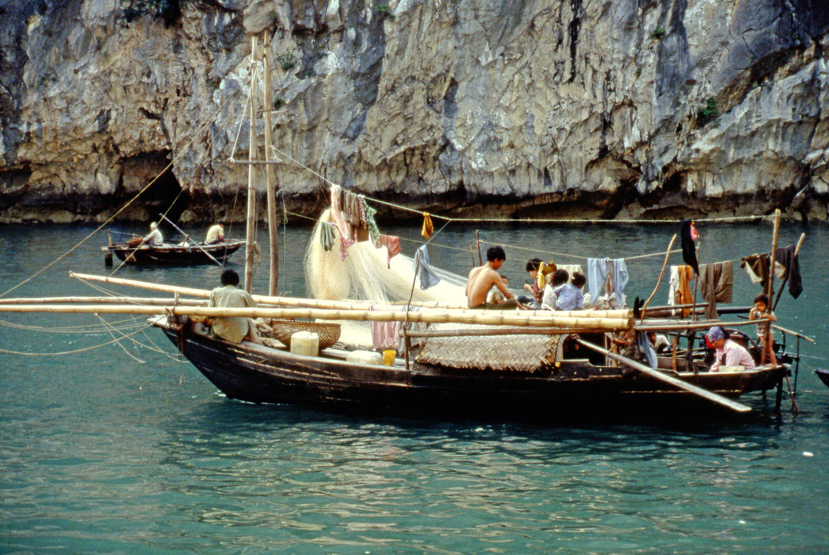 Đời sống của ngư dân trên vịnh Hạ Long.