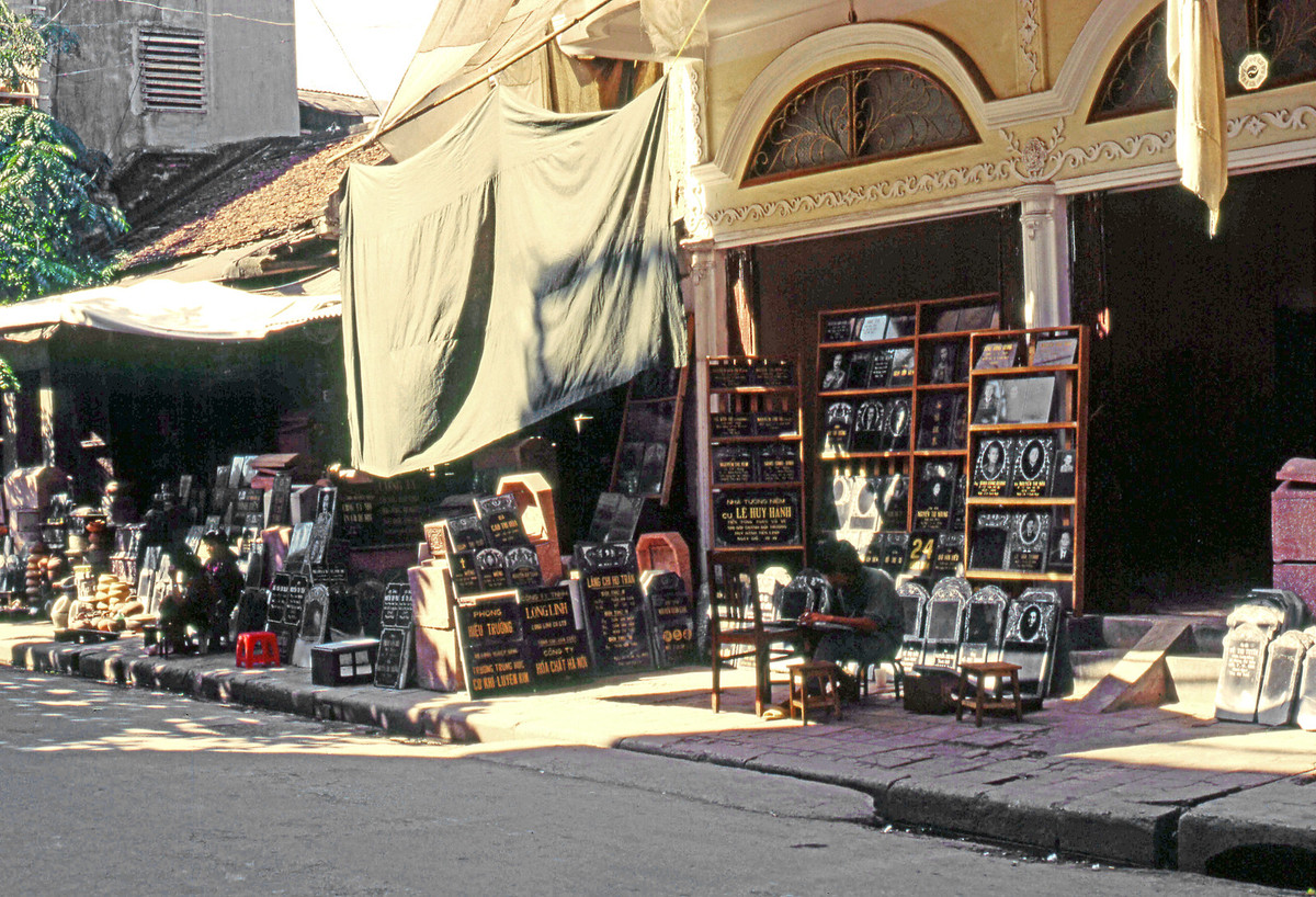 Xưởng làm bia đá trên phố Hàng Mắm, Hà Nội, Việt Nam đầu thập niên 1990. Ảnh: Laurent/KB Flickr.