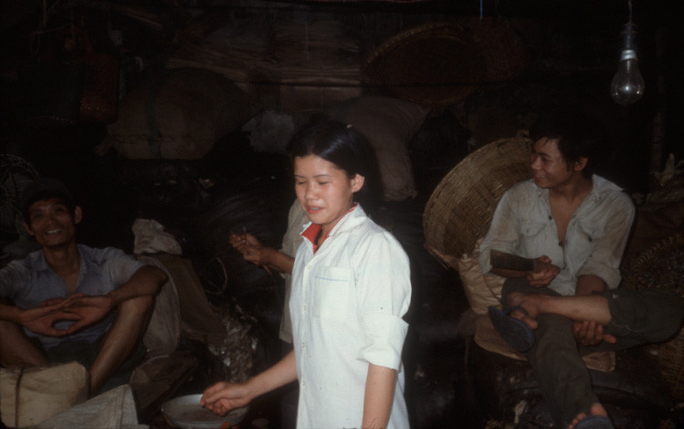 Buổi tối ở một khu chợ.