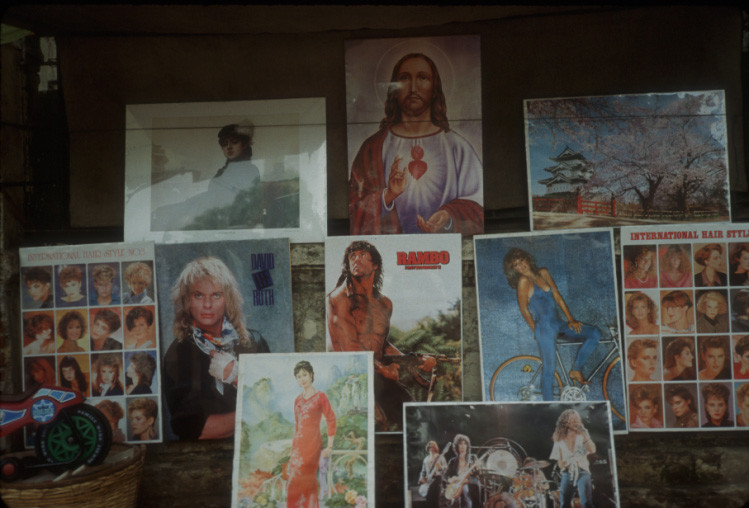 Tranh ảnh được bày bán trên đường phố.