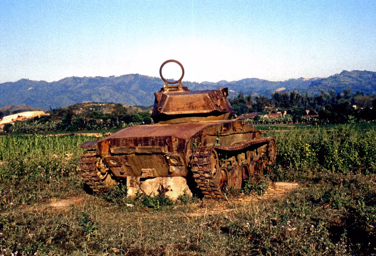 Chiếc xe tăng nằm chỏng chơ trên cánh đồng Mường Thanh.