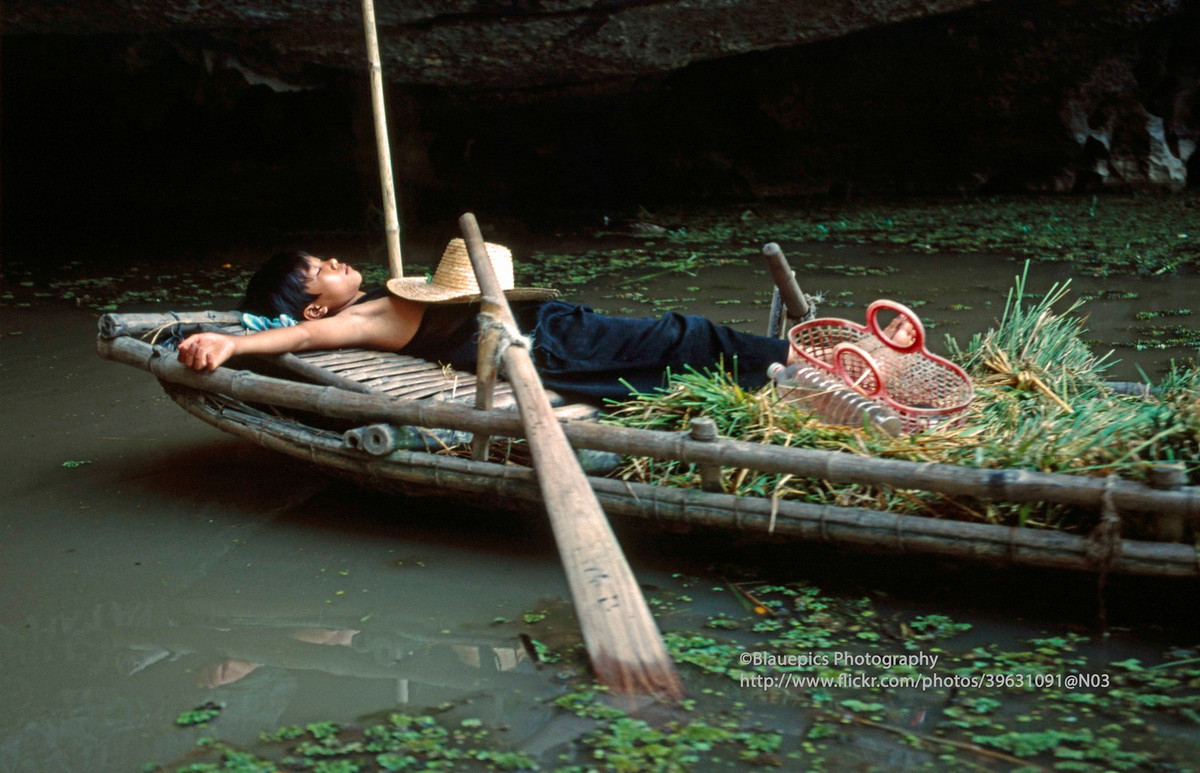 Giấc ngủ trên thuyền của một cậu bé.