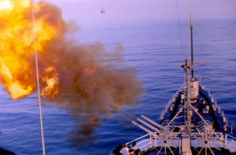 Pháo hạm trên tàu tuần dương USS Oklahoma City pháo kích bờ biển miền Bắc Việt Nam.