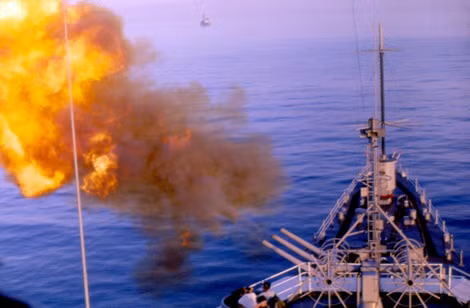 Pháo hạm trên tàu tuần dương USS Oklahoma City pháo kích bờ biển miền Bắc Việt Nam.