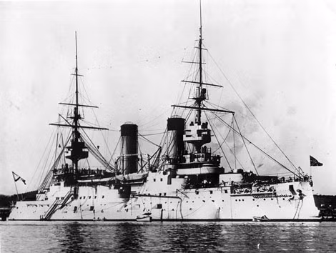 Chiến hạm mạnh nhất Hạm đội Thái Bình Dương - thiết giáp hạm Tsesarevich bị trúng ngư lôi ngay trong những giờ đầu cuộc chiến.