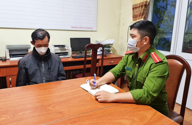 Hai hoc sinh tieu hoc bi yeu rau xanh xam hai trong truong