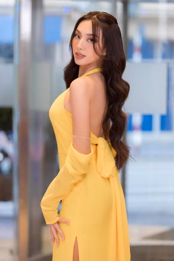 Hoa hau Thuy Tien thanh nguoi dep cham mang dep to ong nhat Vbiz