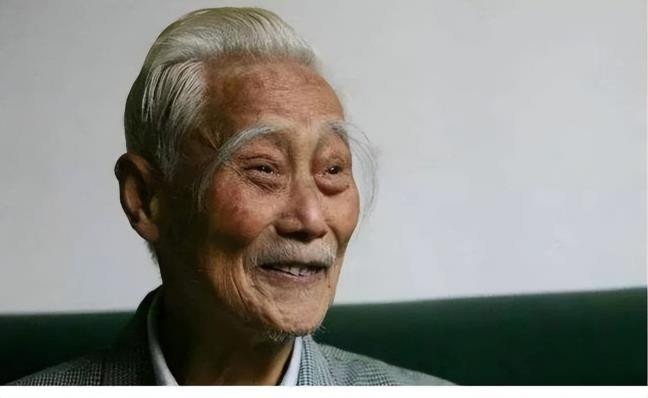 Tuổi 50, con người đã bước vào hàng sống thọ. Nếu lông mọc dài, điều này cho thấy cơ thể của họ đang đi đúng quy luật tự nhiên, vì vậy họ có khả năng sống thọ hơn so với người thường. Trên thực tế, một lý thuyết về tướng số đã được lưu hành trong xã hội Trung Quốc cổ đại, chủ yếu là dự đoán vận mệnh của một người thông qua vẻ bề ngoài. Theo tướng số, lông mày là biểu tượng của sự trường thọ. Những người sống lâu thường gắn liền với hình ảnh đôi lông mày dài trắng. Vì vậy, người xưa có thói quen lấy lông mày dài là biểu tượng của sự trường thọ. 