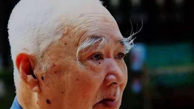 Theo quan điểm của khoa học, thực chất việc lông mày dài ra là một hiện tượng tự nhiên của cơ thể của con người, nên câu nói không hoàn toàn thuyết phục. Bản thân nó là kinh nghiệm được truyền miệng, không phải chân lý được đúc kết bởi các nghiên cứu rõ ràng.