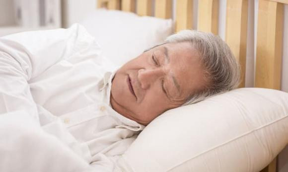 Bi chuot rut chan dot ngot khi dang ngu, co phai la thieu canxi?