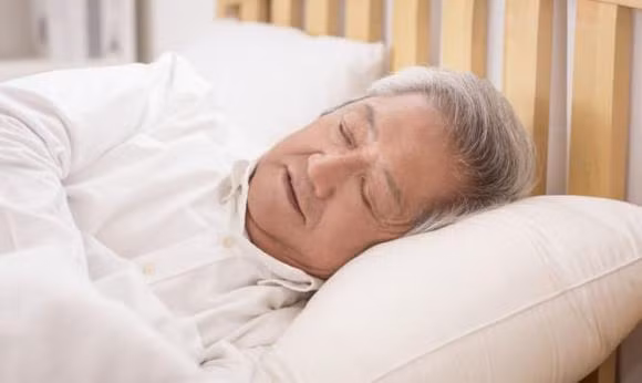 Bi chuot rut chan dot ngot khi dang ngu, co phai la thieu canxi?