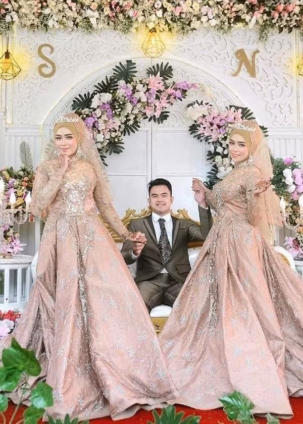 Chị em sinh đôi vẫn quyết chỉnh sửa nhan sắc để giống y hệt nhau - Hình 8 Chi em sinh doi van quyet chinh sua nhan sac de giong y het nhau-Hinh-8