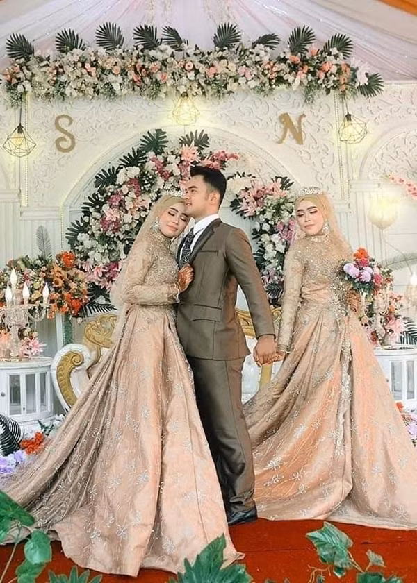 Chị em sinh đôi vẫn quyết chỉnh sửa nhan sắc để giống y hệt nhau - Hình 9 Chi em sinh doi van quyet chinh sua nhan sac de giong y het nhau-Hinh-9