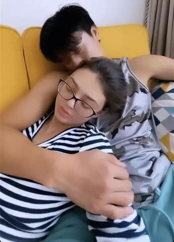 Vợ Văn Đức gây chú ý với mặt mộc, bạn gái Văn Hậu thì sao? - Hình 5 Vo Van Duc gay chu y voi mat moc, ban gai Van Hau thi sao?-Hinh-5