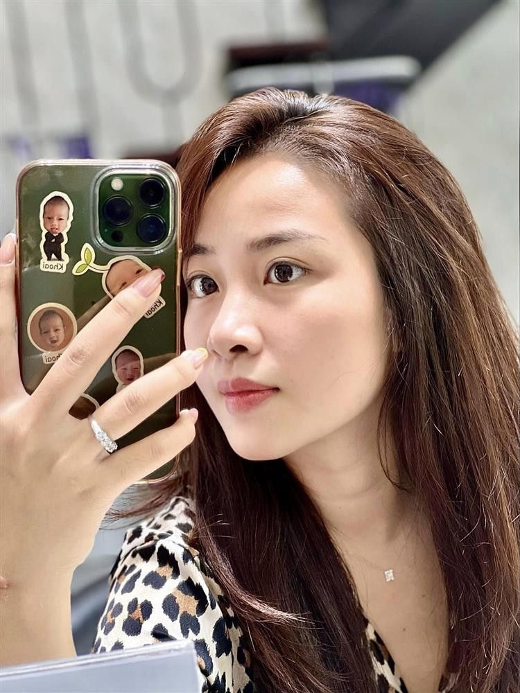 Vợ Văn Đức gây chú ý với mặt mộc, bạn gái Văn Hậu thì sao? Vo Van Duc gay chu y voi mat moc, ban gai Van Hau thi sao?