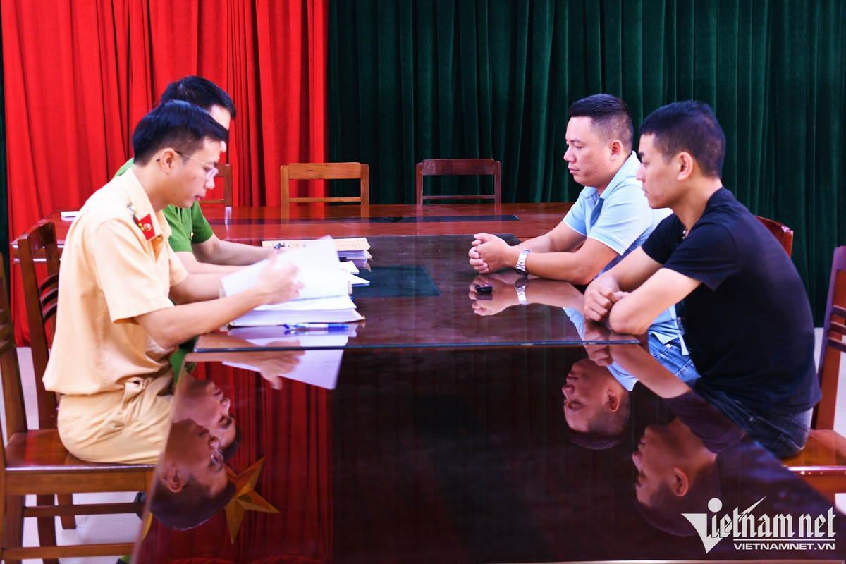 2 xe khach chen ep nhau tren cao toc: Phut nong nay dua tai xe vao vong lao ly-Hinh-2