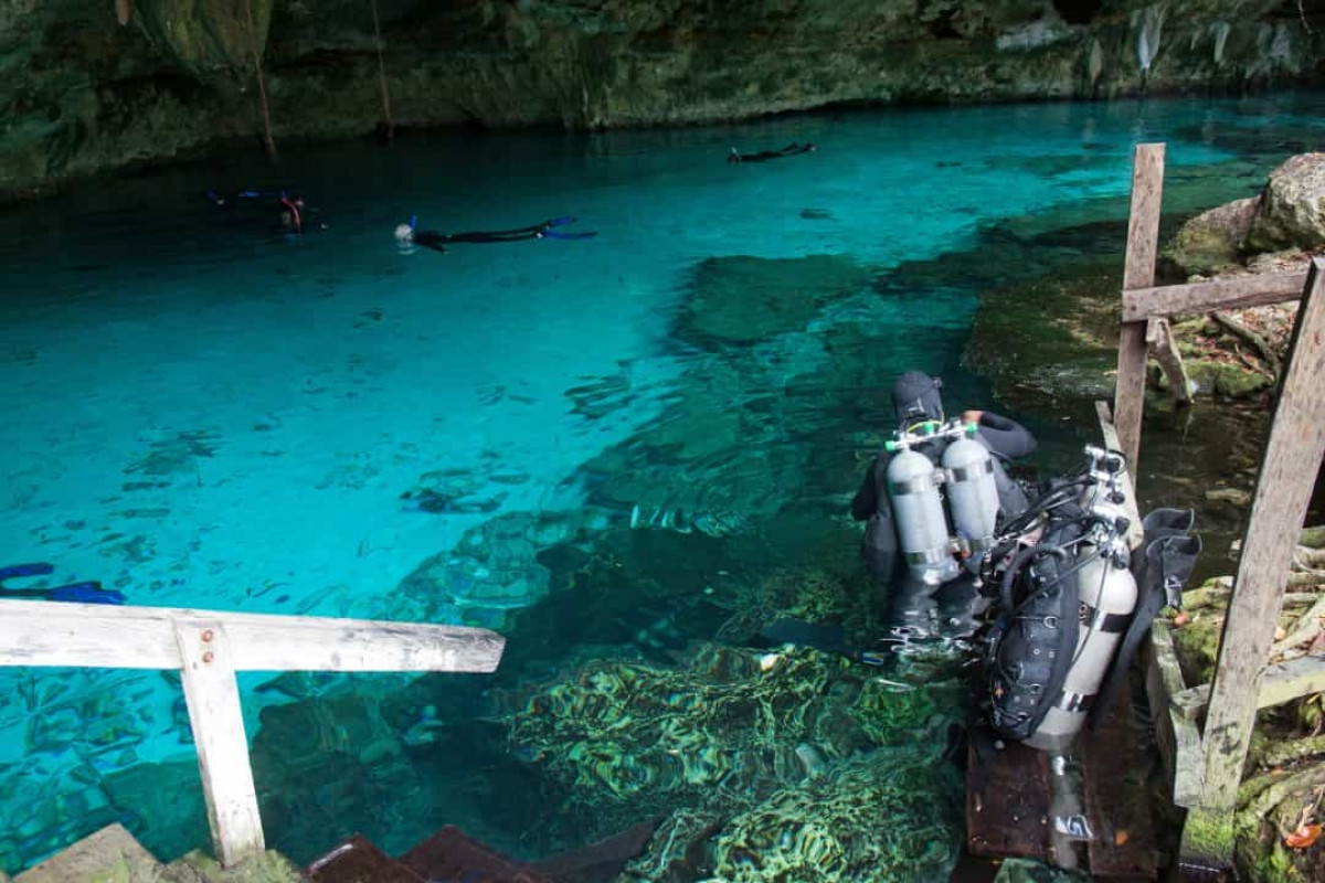 Sông ở dưới biển. Các thợ lặn đã khám phá ra một điều thú vị ở Cenote Angelita, Mexico, đó là một con sông ở dưới biển. Con sông đặc biệt này hình thành do được bao quanh bởi một đám mây hydro sunfua, một loại khí độc.