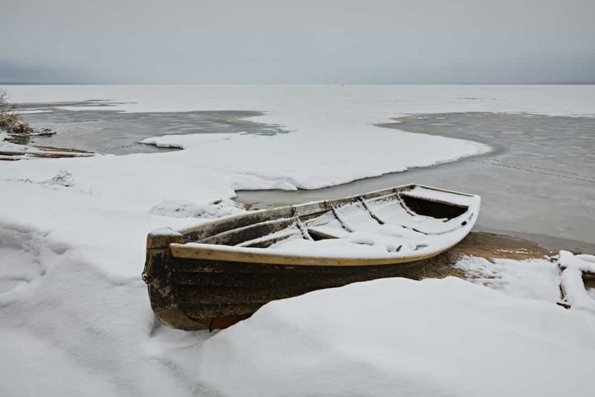 Thuyền cứu sinh trên đảo hoang. Đảo Bouvet là một hòn đảo hoang hẻo lánh ở Đại Tây Dương. Tuy nhiên, một chiếc thuyền cứu sinh đã được phát hiện trên đảo vào năm 1964. Chiếc thuyền thuộc về thủy thủ đoàn của một con tàu săn cá voi bị mắc kẹt do thời tiết xấu. Cuối cùng họ đã được di chuyển bằng máy bay khỏi hòn đảo, bỏ lại chiếc thuyền cứu sinh./.