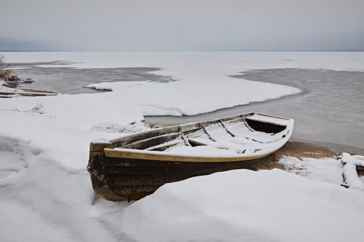Thuyền cứu sinh trên đảo hoang. Đảo Bouvet là một hòn đảo hoang hẻo lánh ở Đại Tây Dương. Tuy nhiên, một chiếc thuyền cứu sinh đã được phát hiện trên đảo vào năm 1964. Chiếc thuyền thuộc về thủy thủ đoàn của một con tàu săn cá voi bị mắc kẹt do thời tiết xấu. Cuối cùng họ đã được di chuyển bằng máy bay khỏi hòn đảo, bỏ lại chiếc thuyền cứu sinh./.
