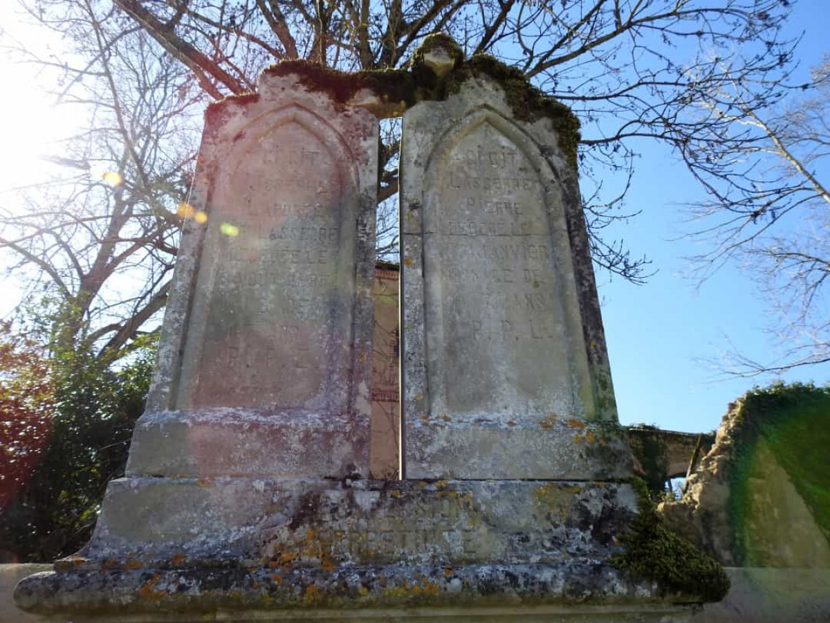 Bia mộ trên bãi biển. Năm 2012, một số bia mộ từ thế kỷ 19 dạt vào bờ biển Ocean Beach ở San Francisco, bang California, Mỹ. Nguyên nhân của sự việc này được cho là do vào đầu thế kỷ 19, các nghĩa trang trong thành phố bị đóng cửa và các bia mộ được sử dụng làm vật liệu xây dựng cho nhiều dự án khác nhau, bao gồm cả một tường chắn sóng.