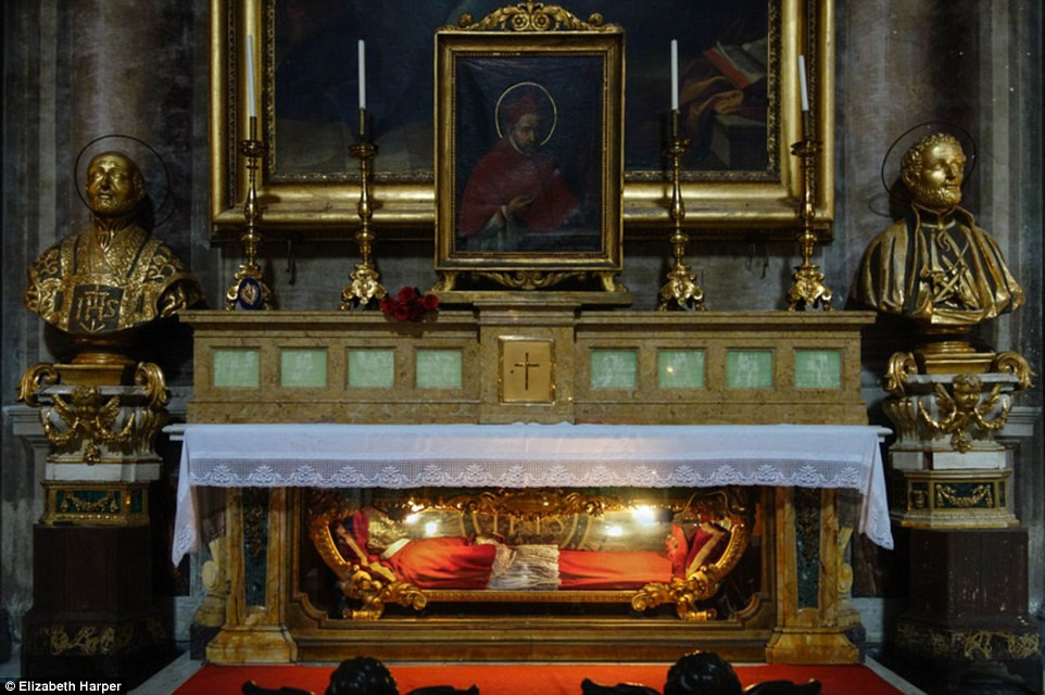 Xác ướp của Thánh Robert Bellarmine đặt trong quan tài kính phía dưới bàn thờ của Nhà thờ Saint Ignatius.