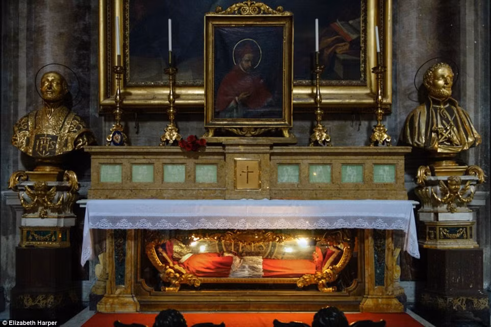 Xác ướp của Thánh Robert Bellarmine đặt trong quan tài kính phía dưới bàn thờ của Nhà thờ Saint Ignatius.