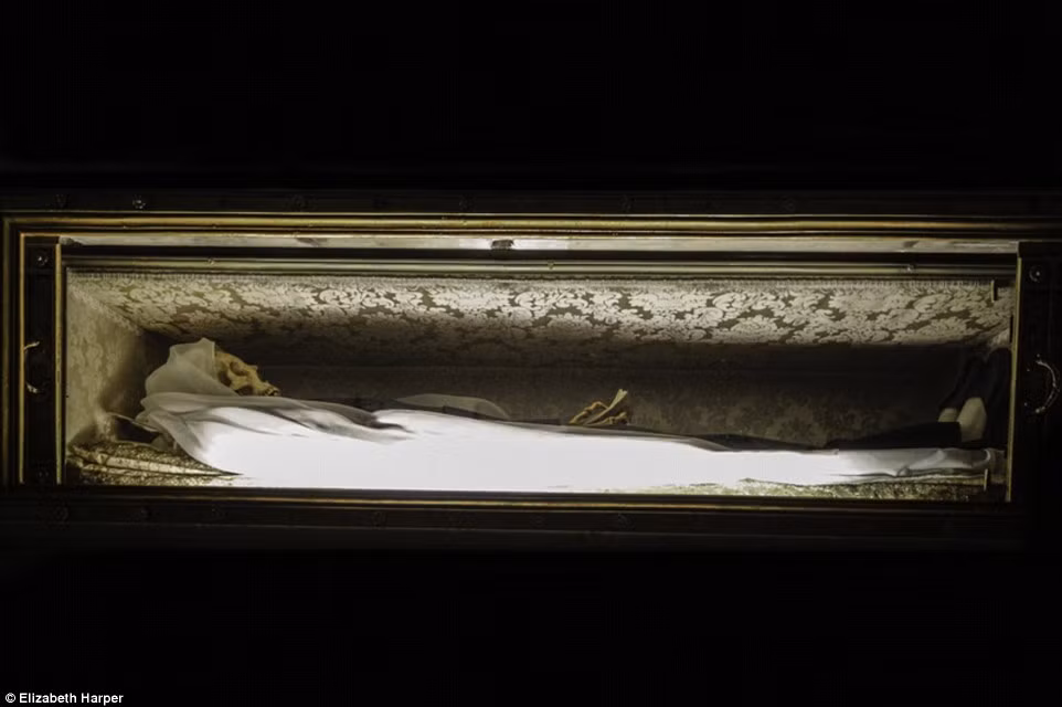 Xác ướp cua Thánh Francessa Romana hay còn gọi là Santa Maria Nova giờ đây chỉ còn là một bộ xương. Năm 1440 khi bà qua đời và đã được coi là sẽ không bao giờ phân hủy.