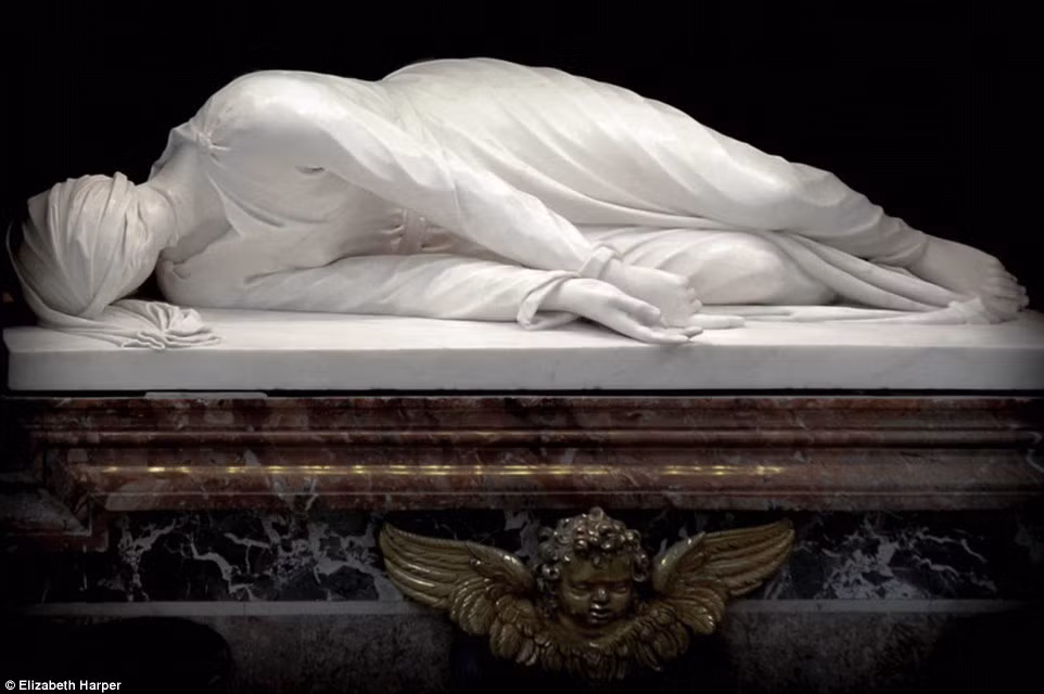 Bức tượng được đặt trên hầm mộ Thánh Cecilia, người được coi là vị thánh miễn nhiễm đầu tiên. Bức tượng được tạc theo tư thế khi bà được phát hiện qua đời với vết thương trên cổ cho hành động tử vì đạo.