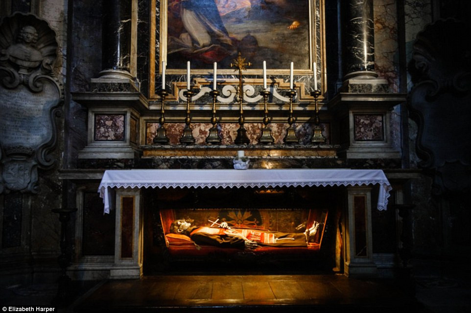 Xác ướp Thánh Giovanni da Triora được quàn tại Basilica of St Mary, Rome.