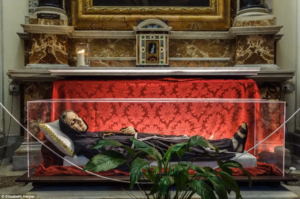 Xác ướp Thánh Carlo da Sezze được phủ sáp và được đặt dưới bàn thờ phía sau bức tượng của ông tại nhà thờ San Francessco d’Assisi a Ripa Grande, Rome.