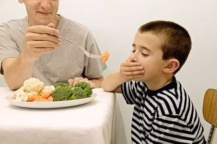 Viêm đường ruột. Rau xanh có chứa nhiều chất xơ và vitamin giúp thúc đẩy phát triển các vi khuẩn có lợi cho đường ruột. Nếu bé không chịu ăn rau mà chỉ ăn thịt sẽ làm cho các vi khuẩn có lợi yếu dần đi, trong khi đó các vi khuẩn có hại lại mạnh lên khiến bé bị viêm và và mắc bệnh đường ruột.