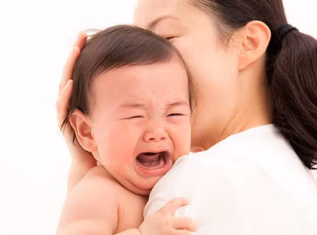 Thiếu vitamin C. Vitamin C chủ yếu có trong rau xanh. Loại vitamin này có ảnh hưởng rất lớn tới sự phát triển cả về thể chất lẫn tinh thần cho bé. Ngoài ra, vitamin C còn có tác dụng giúp tích lũy canxi trong cơ thể, đảm bảo cho xương và răng chắc khỏe. Nếu không chịu ăn rau, cơ thể bé sẽ thiếu vitamin C dẫn đến thiếu canxi, gây ảnh hưởng cho răng và xương. Ngoài ra, bé còn có thể mắc chứng chảy máu chân răng.