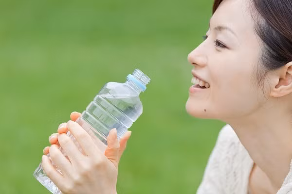 Uống nước không những giúp bạn đỡ khát mà còn tạo điều kiện tiêu hóa thức ăn tốt hơn do nó thúc đẩy hoạt động của các cơ quan trong cơ thể, đồng thời còn giảm được lượng mỡ tích tụ. Nếu bạn muốn uống nước hoa quả, hãy pha thêm nước lọc để bớt lượng đường.