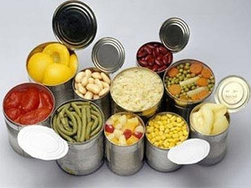 Hạn chế thực phẩm đóng hộp. Để phục vụ cho không ít người ăn chay, trên thị trường hiện nay có rất nhiều thực phẩm ăn chay đóng hộp khác nhau, bạn nên hạn chế những đồ ăn đóng hộp này vì nó chứa nhiều dầu mỡ, chất bảo quản không tốt cho sức khỏe. Để việc ăn chay giúp bạn giảm cân hiệu quả bạn nên nghĩ đến các thực phẩm tự nhiên, có hàm lượng calo thấp, lựa chọn các đồ uống thanh lọc cơ thể như trà, nước lọc…