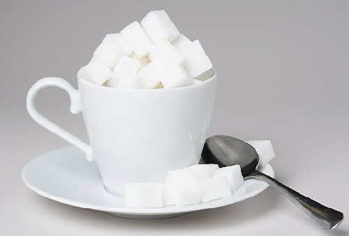 Không ăn đường. Hậu quả của việc ăn đường đó là càng muốn ăn nhiều đường hơn. Bởi vì đường có thể khiến nồng độ đường trong máu của bạn cao thấp không ổn định, từ đó kích thích vị giác của bạn khiến bạn luôn muốn ăn nữa. Vì thế, hãy cố gắng loại bỏ đường ra khỏi chế độ ăn uống của bạn. Nếu lên cơn thèm đường, hãy thay thế bằng hoa quả.