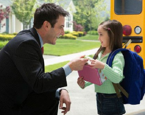 Bố mẹ cũng chuẩn bị tinh thần: Dù cương quyết đến đâu bạn vẫn thấy không đành rời đi khi bé khóc. Có nhiều bé khóc dữ quá nên mẹ đành đưa con về nhà. Đa phần bé khóc rồi sẽ nguôi dần một khi bé nhận ra là mình có thể ở trường mà không cần bố mẹ bên cạnh.