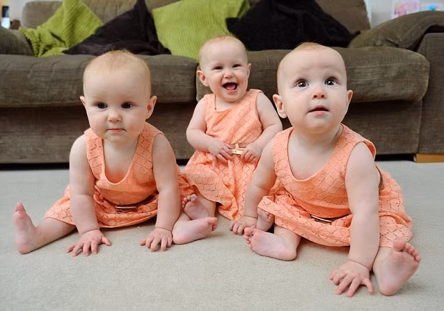 Cha mẹ Karen và Ian Gilbert, từ Pontypool, South Wales đã chụp lại những hình ảnh cực đáng yêu của 3 em bé sinh ba Ffion, Maddison và Paige trong những khoảnh khắc thường ngày nhất.