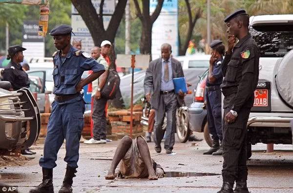 Cảnh sát Guinea canh gác 1 thi thể nạn nhân nhiễm vi rút Ebola suốt nhiều giờ đồng hồ. Do sợ bị lây nhiễm mà cảnh sát cũng như người dân quanh khu vực không dám động vào nạn nhân.