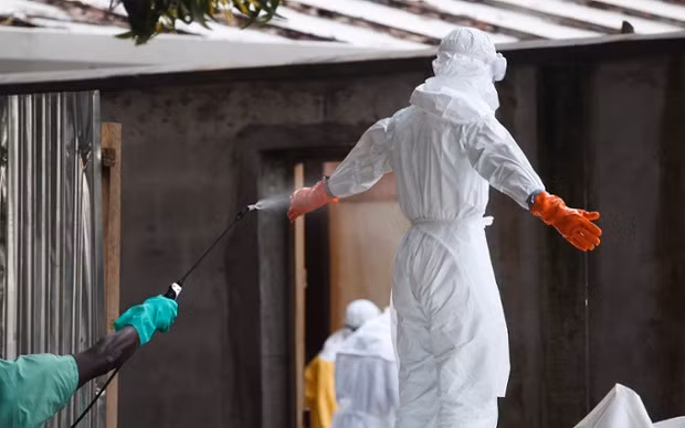 Những nhân viên y tế được khử trùng trước và sau khi vào vùng dịch.