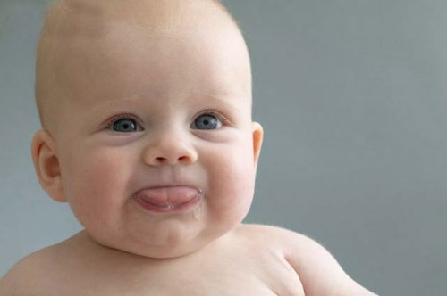 Quá trình phát triển. Mẹ có thể nhận ra rằng bé chảy nhiều dãi khi bé đạt tới mốc phát triển 3 tháng tuổi. Dấu hiệu này được xem như một phần của sự phát triển bình thường ở bé. Mặc dù thường thì 6 tháng bé mới bắt đầu mọc răng nhưng các mầm răng đã phát triển dưới lợi từ trước đó. Đây là nguyên nhân kích hoạt các tuyến nước bọt tiết nhiều hơn.